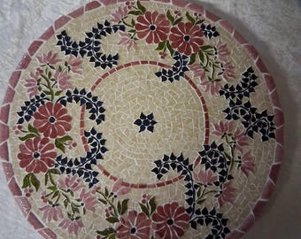 Plato giratorio de mosaico: guirnalda de margaritas rojas y volutas azules en relieve.  Soporte de bambú. 35cm de diámetro.
