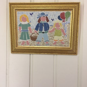 Tablero de fotos en mosaico. Tres niños regresan de la playa. Formato de foto en marco dorado vintage: 19cmx14cm + gancho de montaje. imagen 7