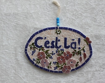 Plaque de porte en mosaïque:" C'est là! " . Un clin d'oeil pour décorer la porte des toilettes.