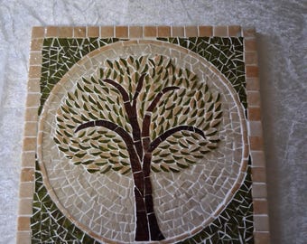 Salvamanteles de mosaico. Árbol de la vida en dos tonos de verde y amarillo. Base de loza. Resistente al calor y al agua. 20 cm x 20 cm.