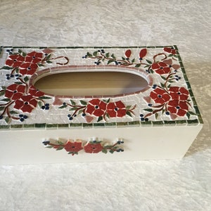 Mosaik-Taschentuchbox: Girlande aus roten Blumen im Relief auf weißem Hintergrund. 25 cm x 9 cm; Tiefe 13cm. Gestell aus lackiertem und lackiertem Holz