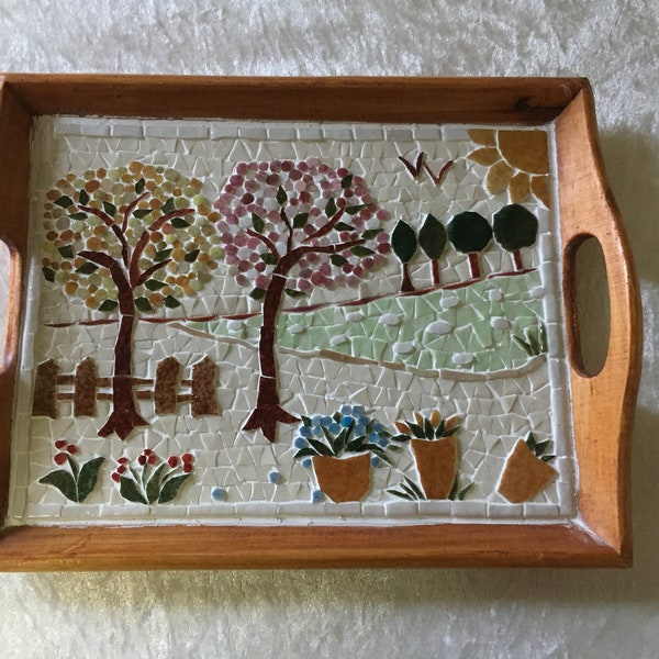 Plateau en mosaïque: scène de printemps au jardin en relief. Deux arbres en fleurs en plein champ. Support bois verni . 23cm x18cm.