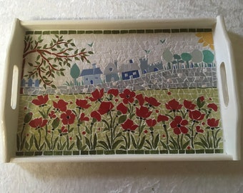 Plateau en mosaïque: scène d'été. Champ de coquelicots et silhouette d'un village en arrière plan. Support bois verni . 30cm x20cm.