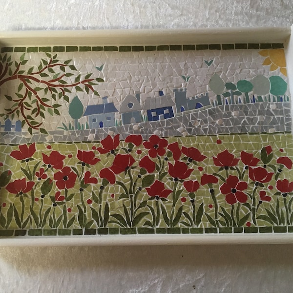 Mosaic tray: summer scene. Field of poppies and silhouette of a village in the background. Varnished wood support. 30cm x20cm.