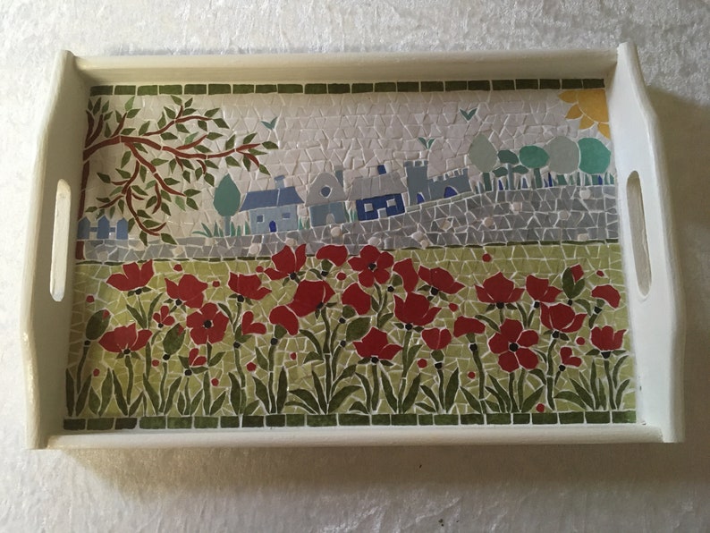 Plateau en mosaïque: scène d'été. Champ de coquelicots et silhouette d'un village en arrière plan. Support bois verni . 30cm x20cm. image 1