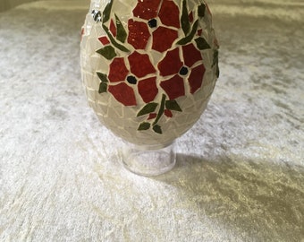 Huevo mosaico decorativo: guirnalda de flores rojas en relieve con soporte de 11cm de altura. El soporte está fabricado en poliestireno.