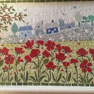 Plateau en mosaïque: scène d'été. Champ de coquelicots et silhouette d'un village en arrière plan. Support bois verni . 30cm x20cm. image 3