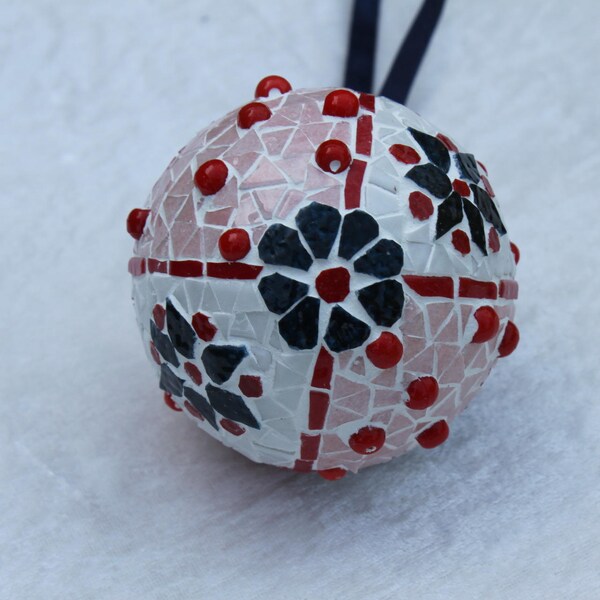 Boule de Noël en mosaïque à suspendre avec ruban bleu.