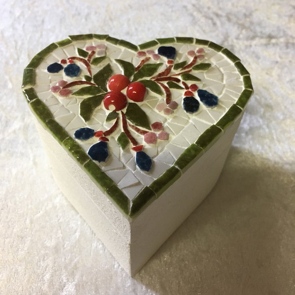 Heart-shaped mosaic jewelry box: small red fruits in branches in relief. Painted and varnished wood support. 9cmx9cm