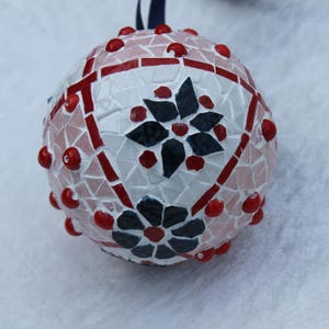 Bola de la Navidad en mosaico para suspender con cinta azul. imagen 4