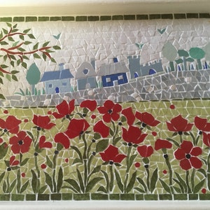 Plateau en mosaïque: scène d'été. Champ de coquelicots et silhouette d'un village en arrière plan. Support bois verni . 30cm x20cm. image 2
