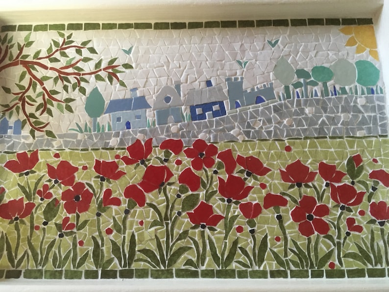 Plateau en mosaïque: scène d'été. Champ de coquelicots et silhouette d'un village en arrière plan. Support bois verni . 30cm x20cm. image 2