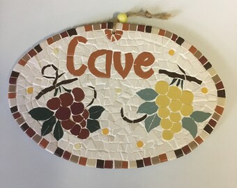 Placa de puerta de mosaico: "Cueva". Dos racimos de uvas, soporte de madera pintada y cordón para colgar.