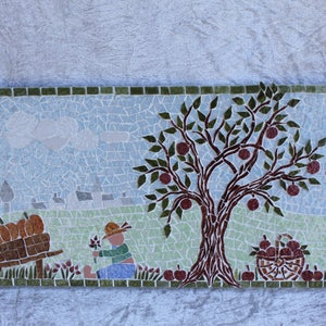 Tableau Scène de jardin naïve en micro mosaïque avec paysage en arrière plan image 3