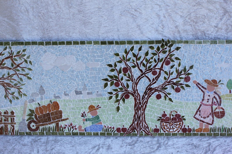 Escena del jardín ingenuo en micro mosaico con paisaje al fondo de la tabla imagen 3