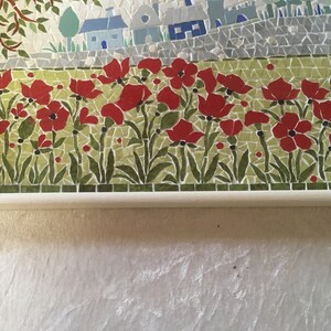 Plateau en mosaïque: scène d'été. Champ de coquelicots et silhouette d'un village en arrière plan. Support bois verni . 30cm x20cm. image 4