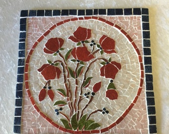 Dessous de plat en mosaïque: bouquet de coquelicots rouges sur carreau de faïence. 20cmx20cm.