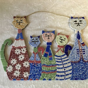 Chats décorés en mosaïque: famille de cinq chats à accrocher au mur. 32cmx21cm.