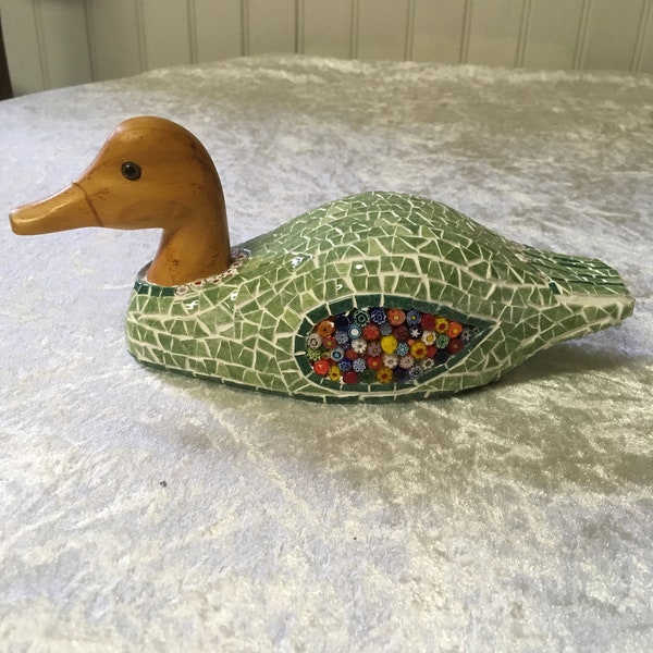 Canard décoratif recouvert de mosaïque et avec des millefiori de Murano. Support en bois. Dimensions : 22cmx 9cm, hauteur  5 cm.