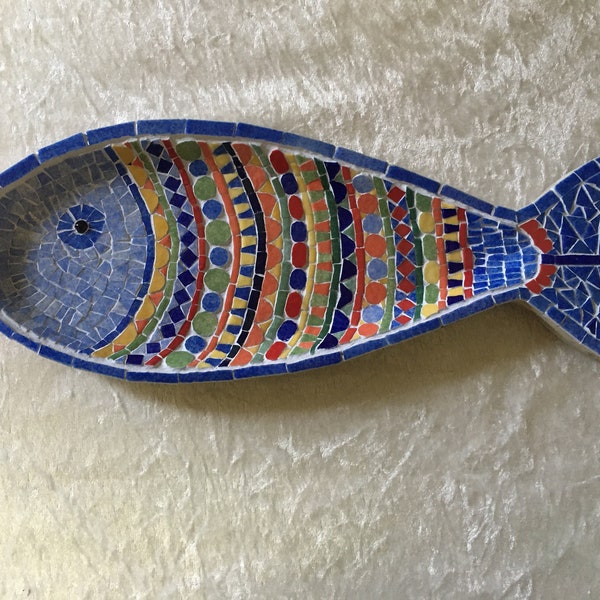 Vide poche en mosaïque: poisson multicolore. Support en bois. Dimensions 32cmx12.