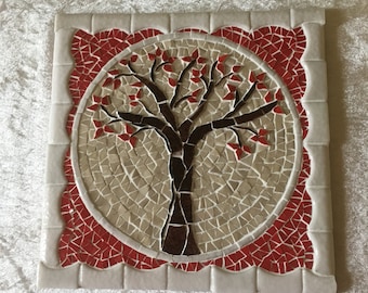 Dessous de plat en mosaïque: arbre de vie aux feuilles rouges en relief. 20cmx20cm sur carreau de faïence.