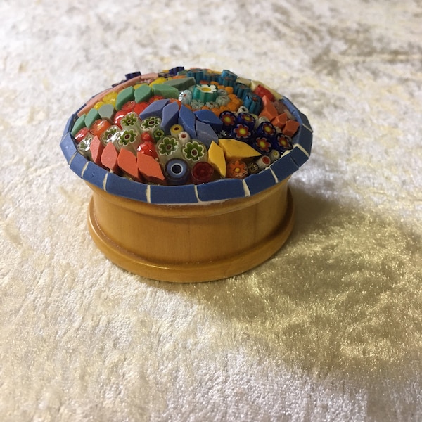 Boîte à bijoux de collection ronde en mosaïque en émaux de Briare et millefiori de Murano. Support bois verni. Diamètre:  7 cm, hauteur 4cm.