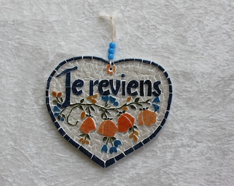 Plaque de porte en mosaïque: "Je reviens". Coeur avec une guirlande de fleurs orangées. Support en bois peint et cordelette d'accrochage.