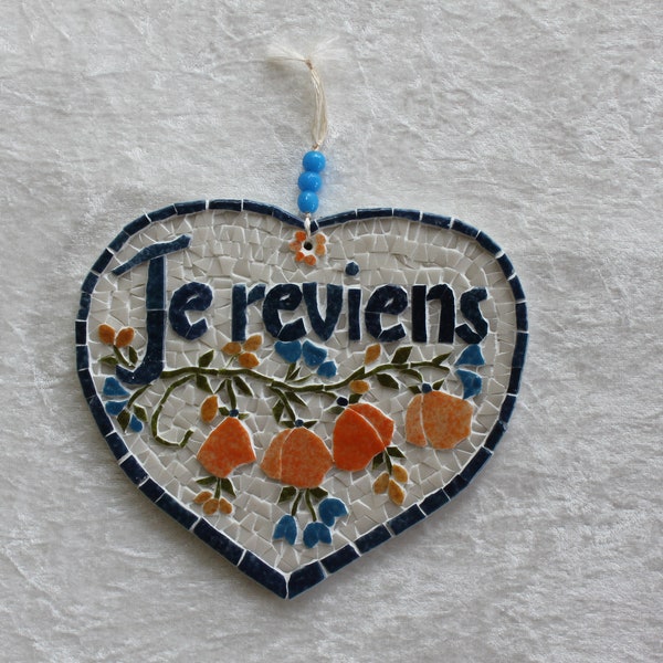 Plaque de porte en mosaïque: "Je reviens". Coeur avec une guirlande de fleurs orangées. Support en bois peint et cordelette d'accrochage.