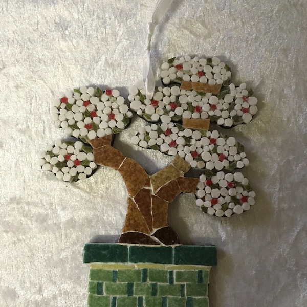 Arbre bonzaï en mosaïque couvert de fleurs au printemps dans un pot vert.  15,5 x 12cm.Support bois. A suspendre ou à poser.