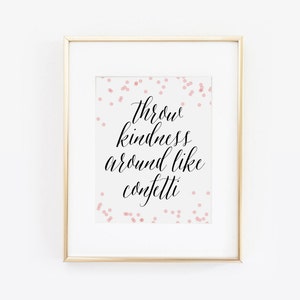Könnte beinhalten: Ein gerahmter Druck mit weißem Hintergrund und rosa Konfetti. Der Druck zeigt den Text "Throw kindness around like confetti" in schwarzer Kursivschrift.