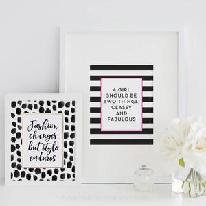 Puede incluir: Dos impresiones de arte imprimibles en blanco y negro con citas inspiradoras. La primera impresi&oacute;n presenta un patr&oacute;n de lunares blanco y negro con el texto "La moda cambia, pero el estilo perdura". La segunda impresi&oacute;n presenta rayas blancas y negras con el texto "Una chica debe ser dos cosas, elegante y fabulosa".