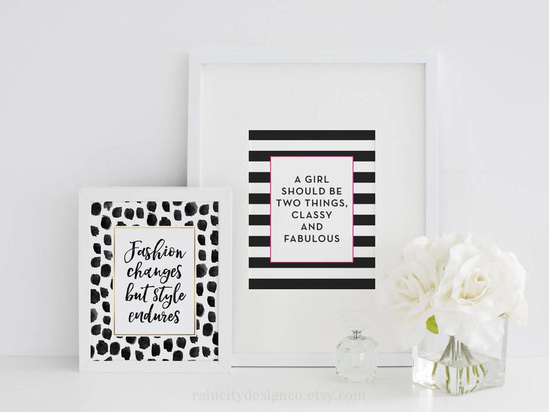 Puede incluir: Dos impresiones de arte imprimibles en blanco y negro con citas inspiradoras. La primera impresi&oacute;n presenta un patr&oacute;n de lunares blanco y negro con el texto "La moda cambia, pero el estilo perdura". La segunda impresi&oacute;n presenta rayas blancas y negras con el texto "Una chica debe ser dos cosas, elegante y fabulosa".