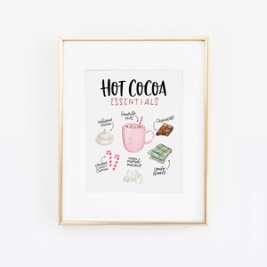 Puede incluir: Una ilustraci&oacute;n de acuarela de los elementos esenciales del chocolate caliente, que incluye una taza rosa, crema batida, chocolate, malvaviscos, bastones de caramelo y una manta acogedora. El texto dice "Hot Cocoa Essentials".