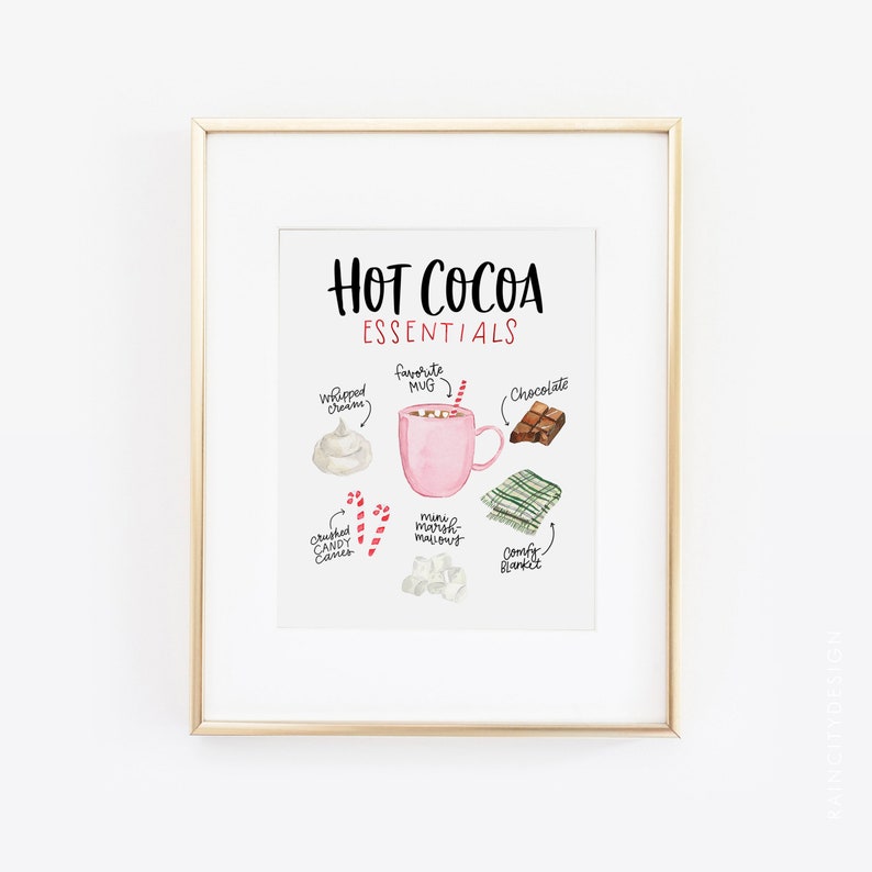 Puede incluir: Una ilustraci&oacute;n de acuarela de los elementos esenciales del chocolate caliente, que incluye una taza rosa, crema batida, chocolate, malvaviscos, bastones de caramelo y una manta acogedora. El texto dice "Hot Cocoa Essentials".
