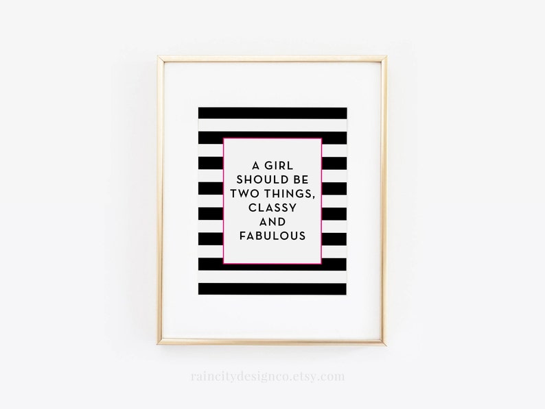 Puede incluir: Arte imprimible a rayas blancas y negras con el texto "Una chica debe ser dos cosas, elegante y fabulosa" en un rect&aacute;ngulo rosa.
