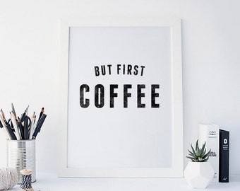 Puede incluir: Impresión enmarcada en blanco con texto negro que dice "But first, coffee".