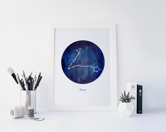 Puede incluir: Una impresión enmarcada en blanco con una ilustración de acuarela de la constelación de Piscis en un círculo azul. El texto "Piscis" está escrito debajo del círculo.