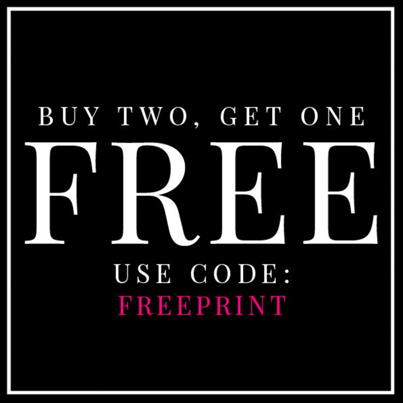 K&ouml;nnte beinhalten: Schwarzwei&szlig;es Grafik mit dem Text "KAUFE ZWEI, ERHALTE EINEN GRATIS" in Wei&szlig; und "CODE VERWENDEN: FREEPRINT" in Pink.