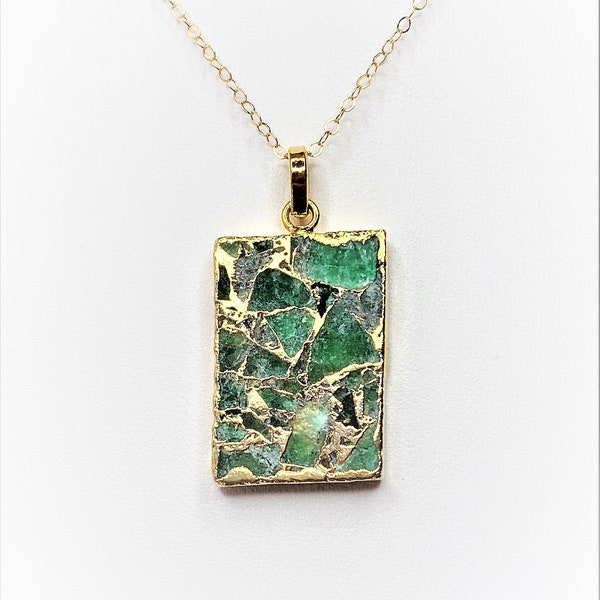 Collier vert émeraude, or rempli, pendentif pierre brute verte, pierre naturelle, pendentif pierres précieuses, pierre de naissance août, pendentif jade vert,