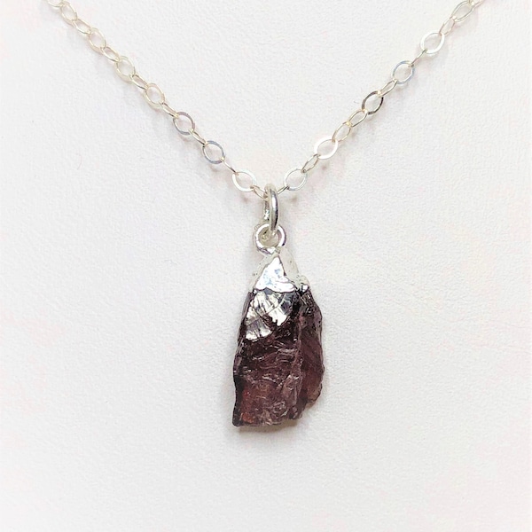 Ciondolo in pietra di granato grezzo: collana minimalista in argento sterling