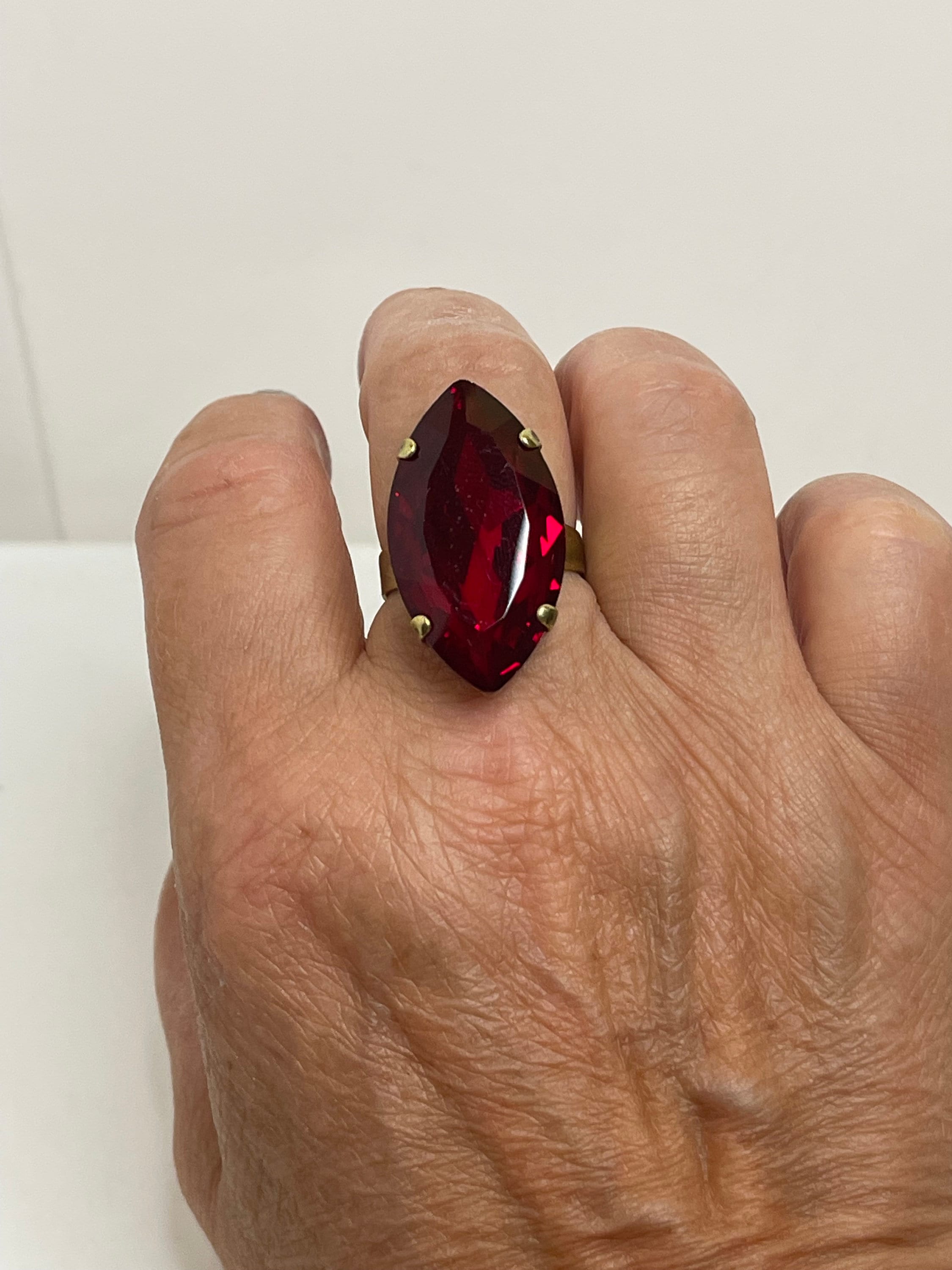 レッドサイアムクリスタルステートメントリング：アンティークブラス