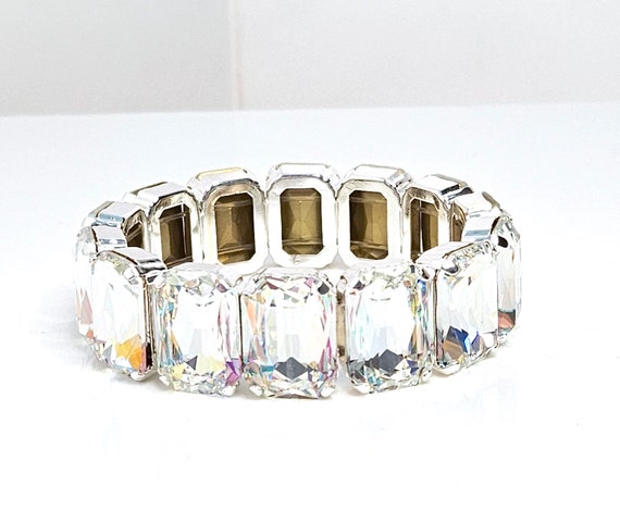 Delight Jewelry Silvertone 3-D Clear AB Crystal Owl - 2023 Graduation Charm Bangle  Bracelet - Walmart.com