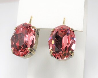 Pendientes de cristal color rosa melocotón: colgantes ovalados de latón antiguo.
