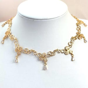 Delicado collar dorado con lágrima de cristal y remolino, joya de estilo coqueto de inspiración regencia, collar de flores para novias, gargantilla de estilo hada, regalo para ella