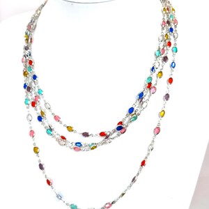 Collar de cadena de cristales multicolor: joya llamativa extra larga en tono plateado