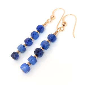 Orecchini in oro con pietre preziose blu, gioielli in pietra naturale, gocce di cianite, pendenti minimalisti con pietre blu, orecchini da donna, regalo per lei