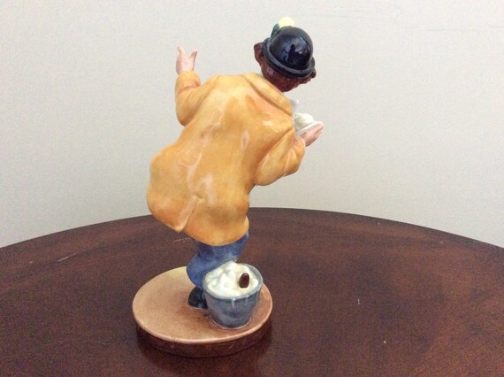 ロイヤルドルトン「パイクリームを投げるピエロ」フィギュア H.N 2590