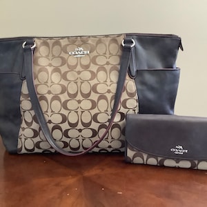 Bolso Coach grande de auténtica piel lisa y lona exclusiva con billetera a juego.