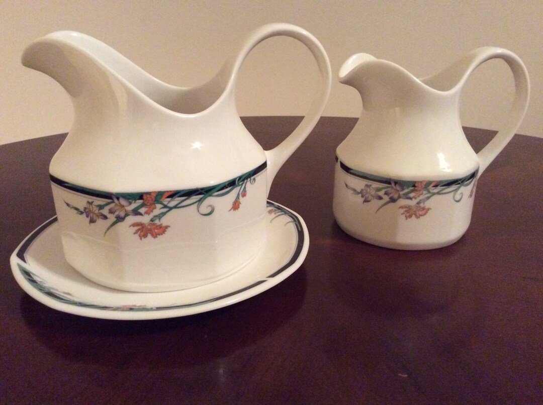 Royal Doulton Exquisite Fine China Tres piezas Juno Jarras y un