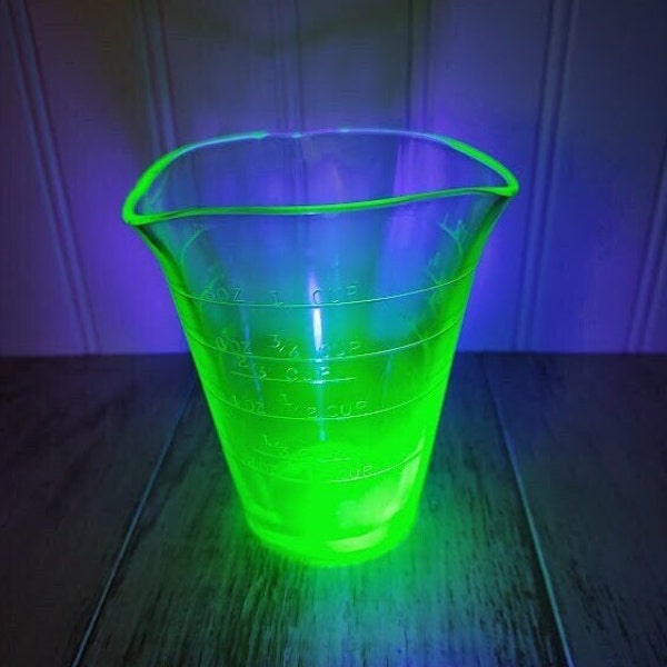 Vintage Federal Glass Co. Vaseline Uranium Glass 3 Spout Graduated Measuring Cup